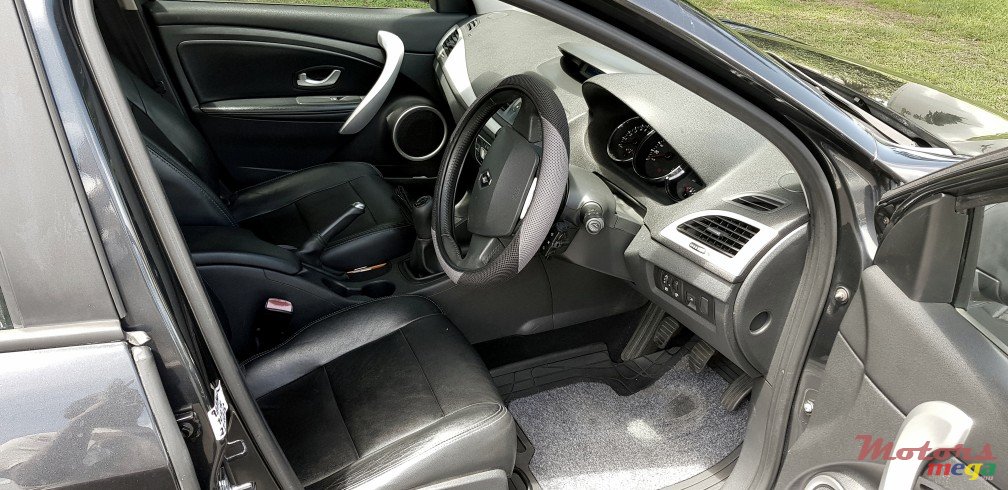 2012' Renault Fluence photo #6