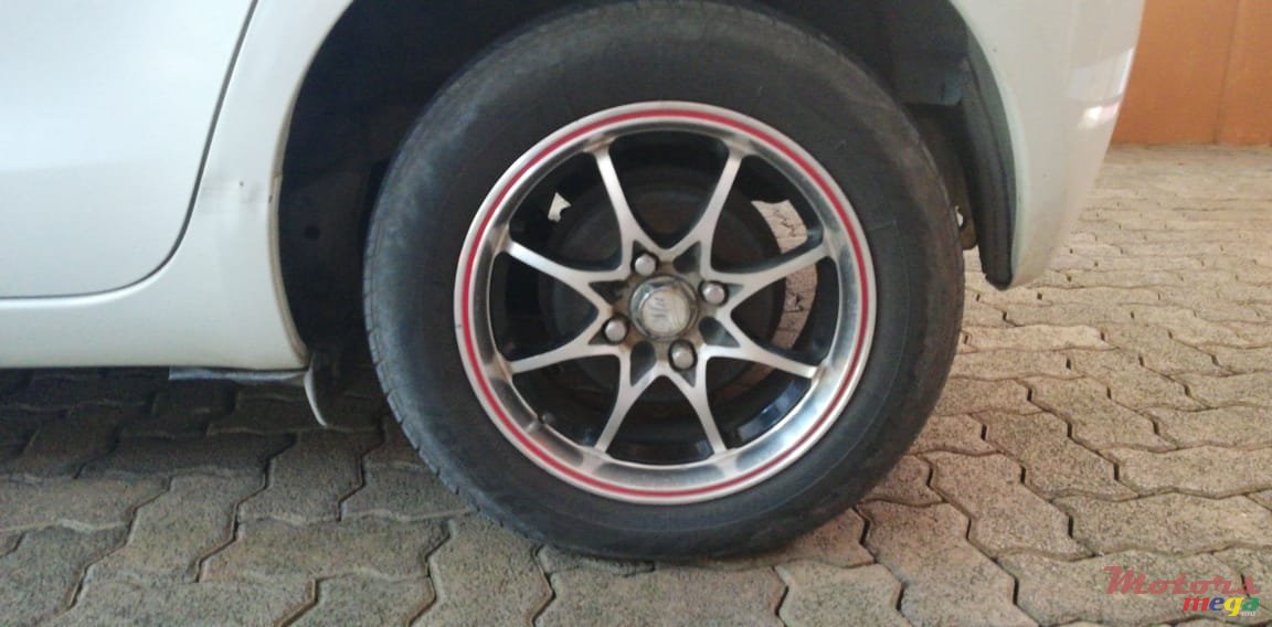 2010' Toyota Vitz photo #6