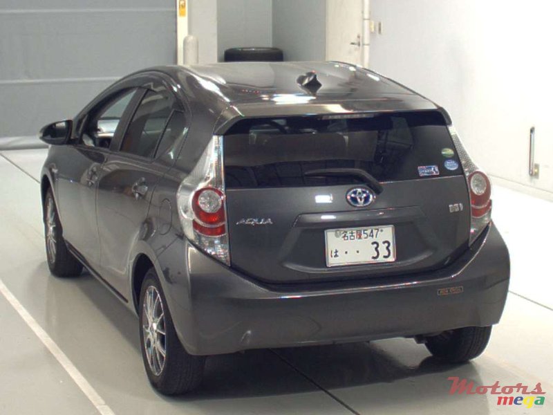 2013' Toyota Prius photo #2