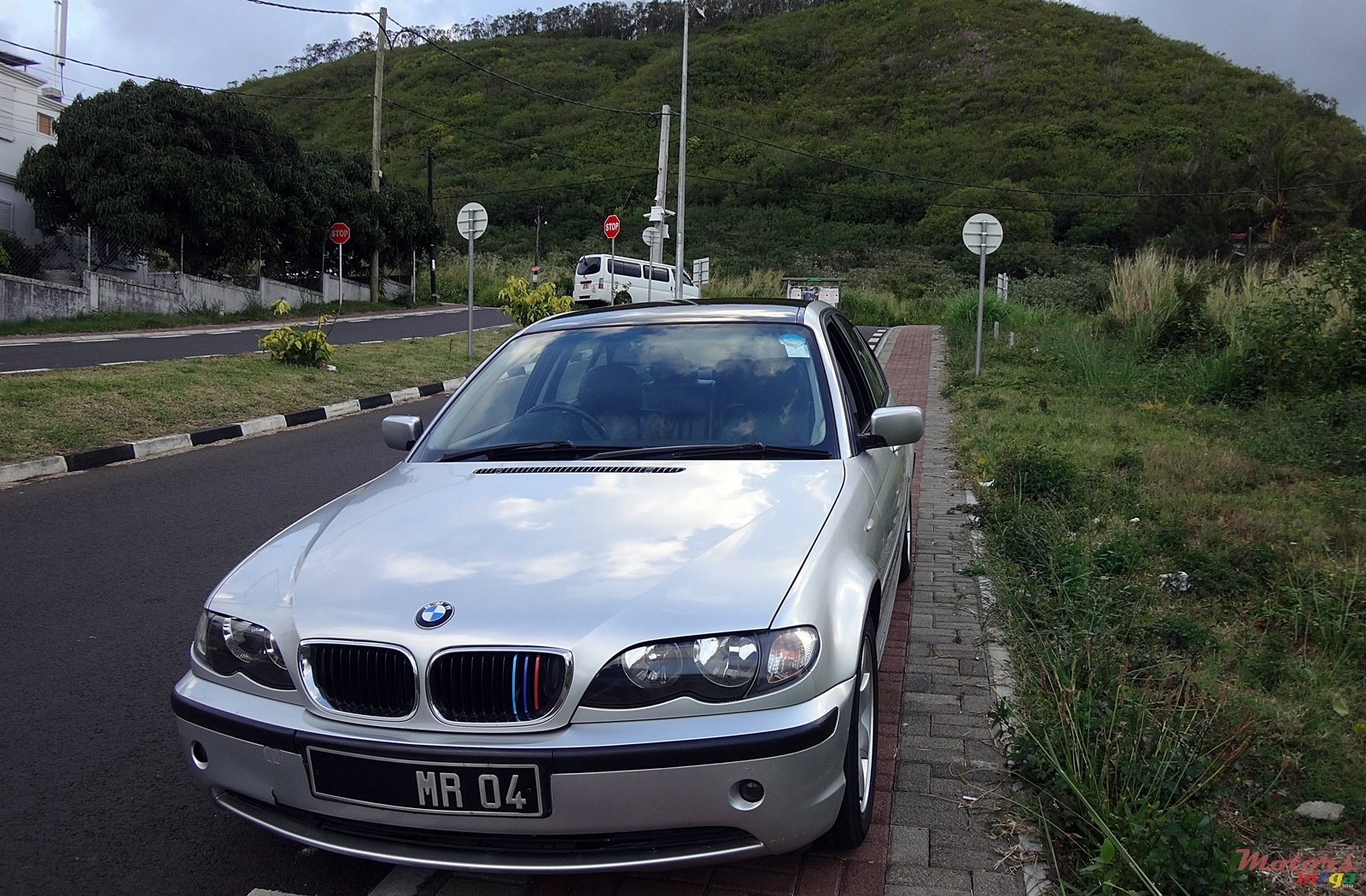 2004' BMW 3 Series 318i photo #1