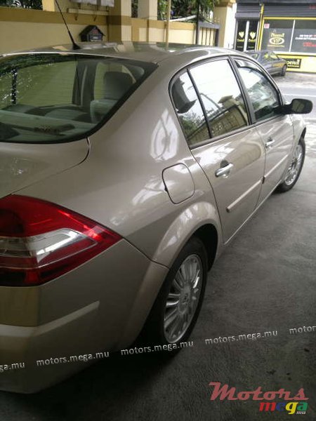 2007' Renault berline 1.6 photo #1