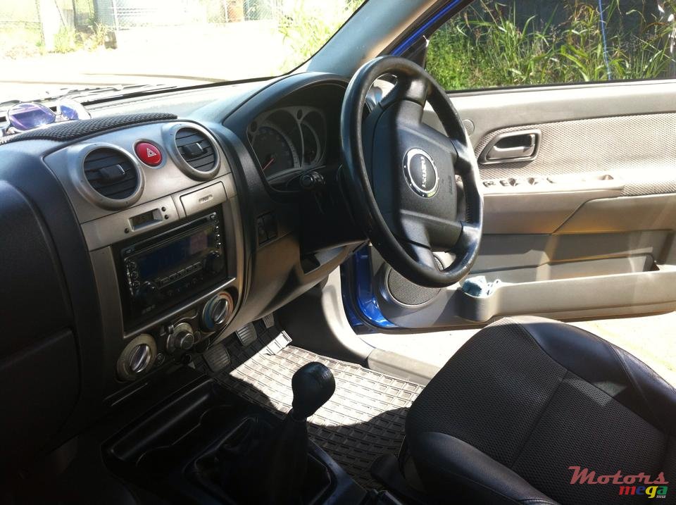 2009' Isuzu KB Series kb300 photo #3