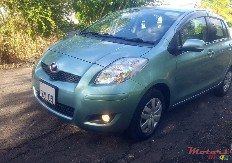 2009' Toyota Vitz 1.0 U package photo #2