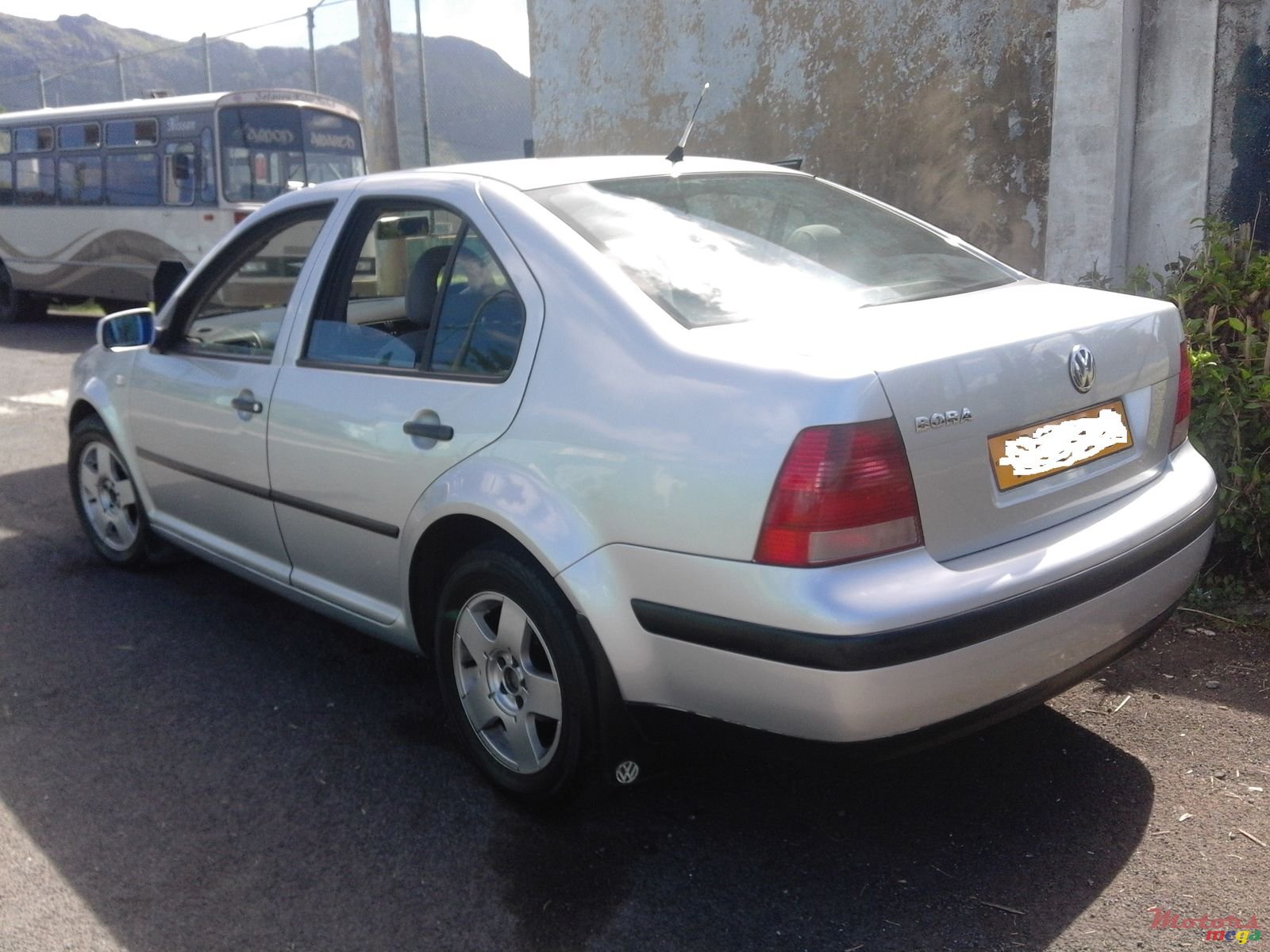 2001' Volkswagen Bora photo #1