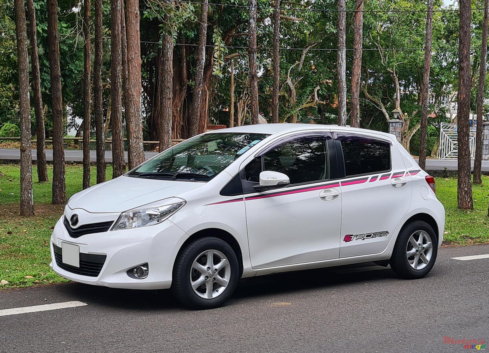 2012' Toyota Vitz photo #3