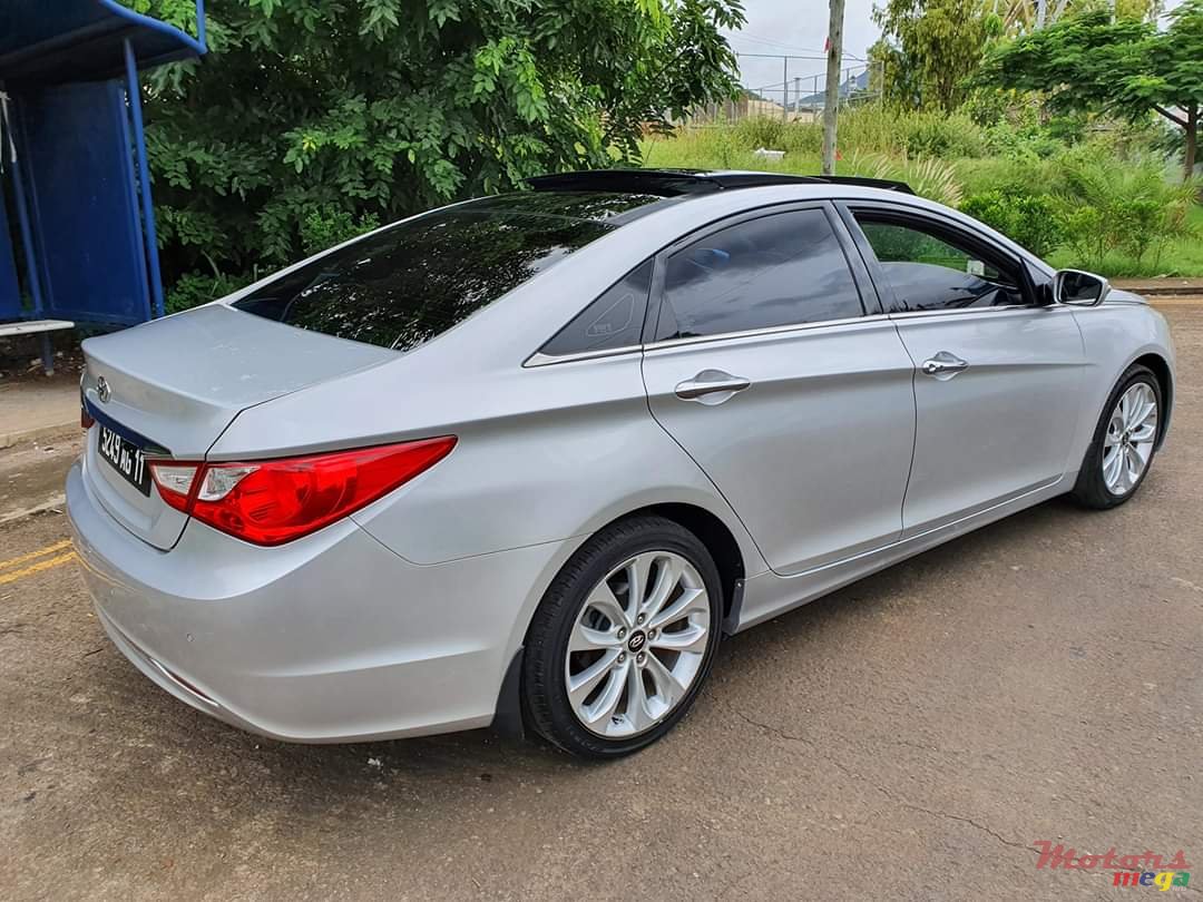 2011' Hyundai Sonata photo #3