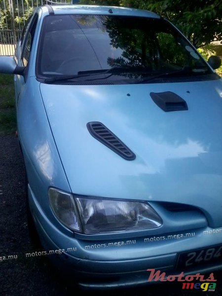 1997' Renault Megane hatchback photo #1