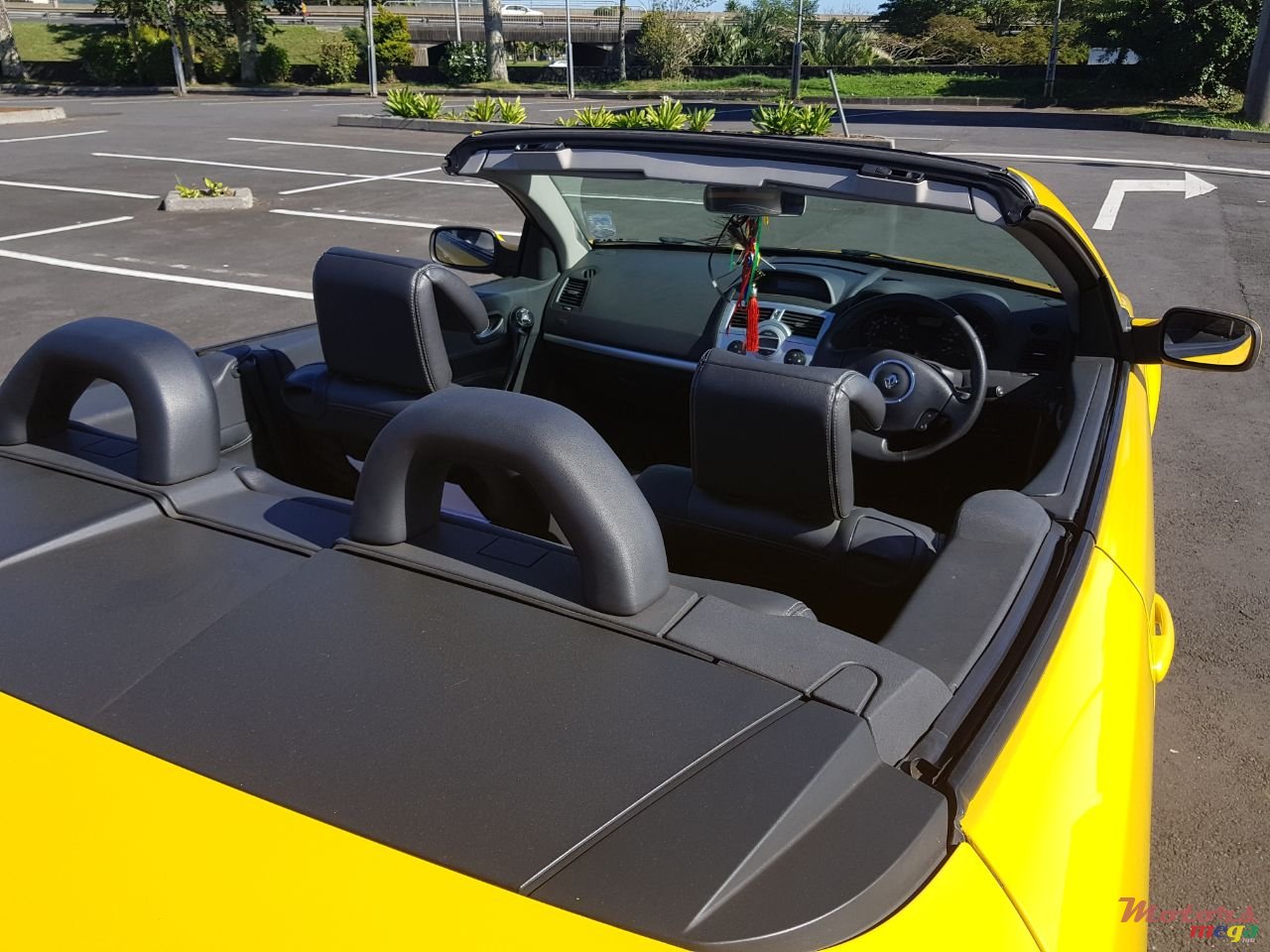 2009' Renault Megane photo #2