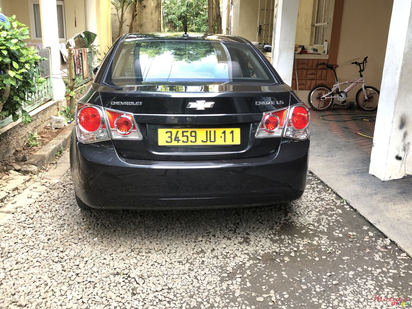 2011' Chevrolet Cruze photo #2