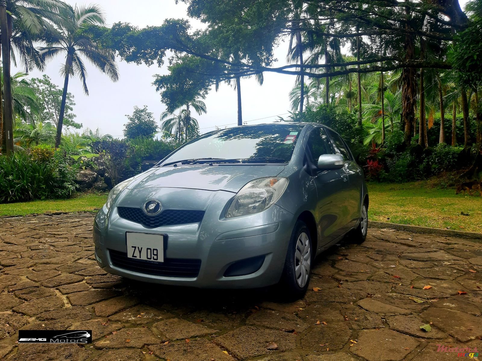 2009' Toyota Vitz photo #1