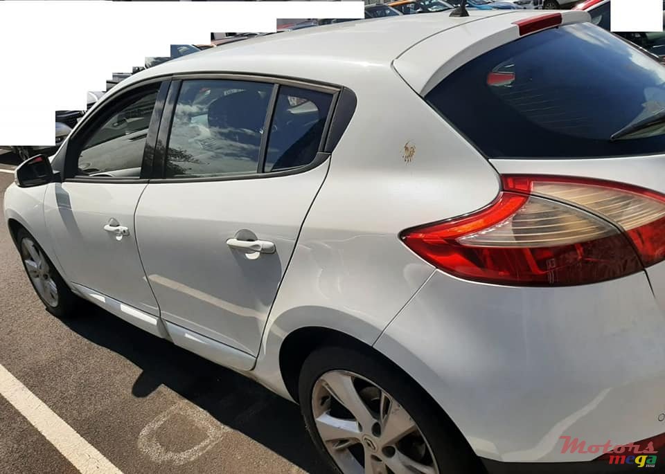 2013' Renault Megane Hatchback photo #2
