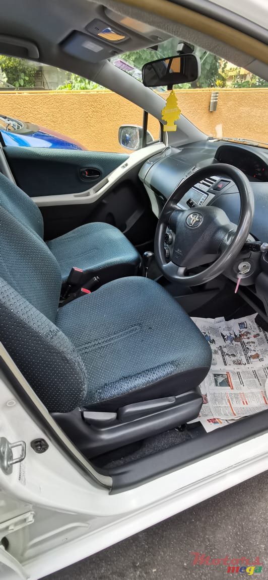 2005' Toyota Vitz photo #4