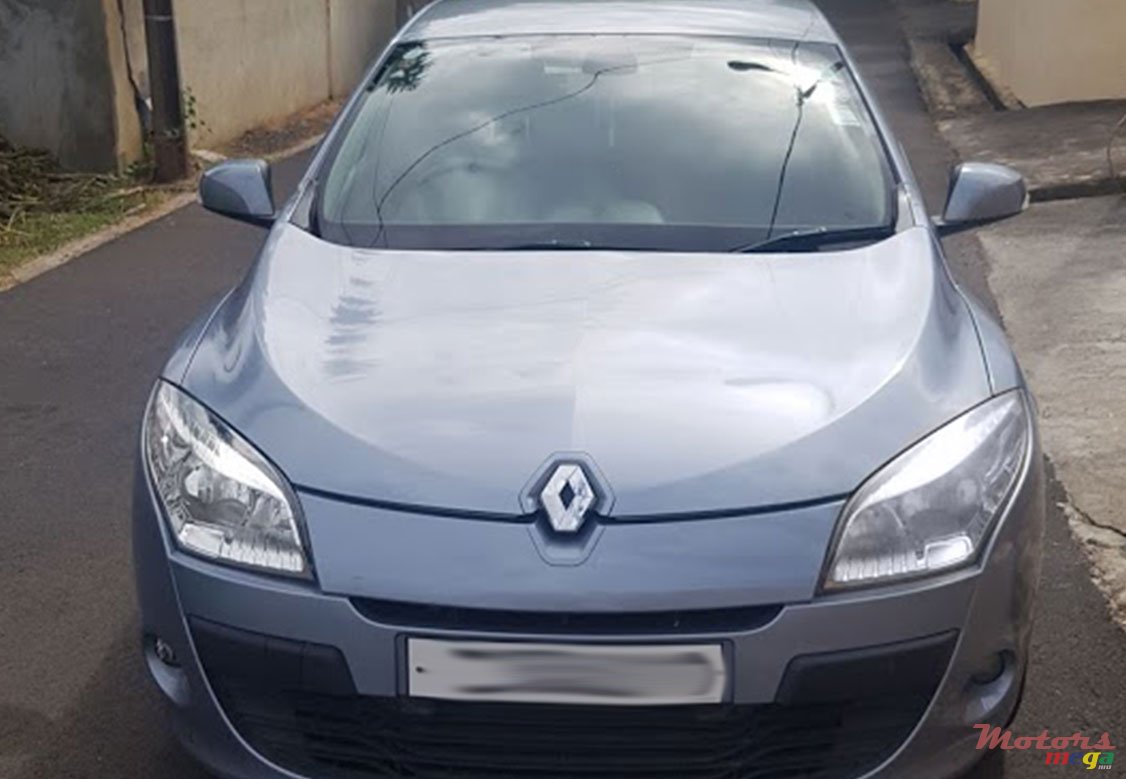 2011' Renault Megane photo #4