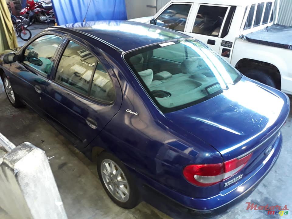 2001' Renault Megane photo #2