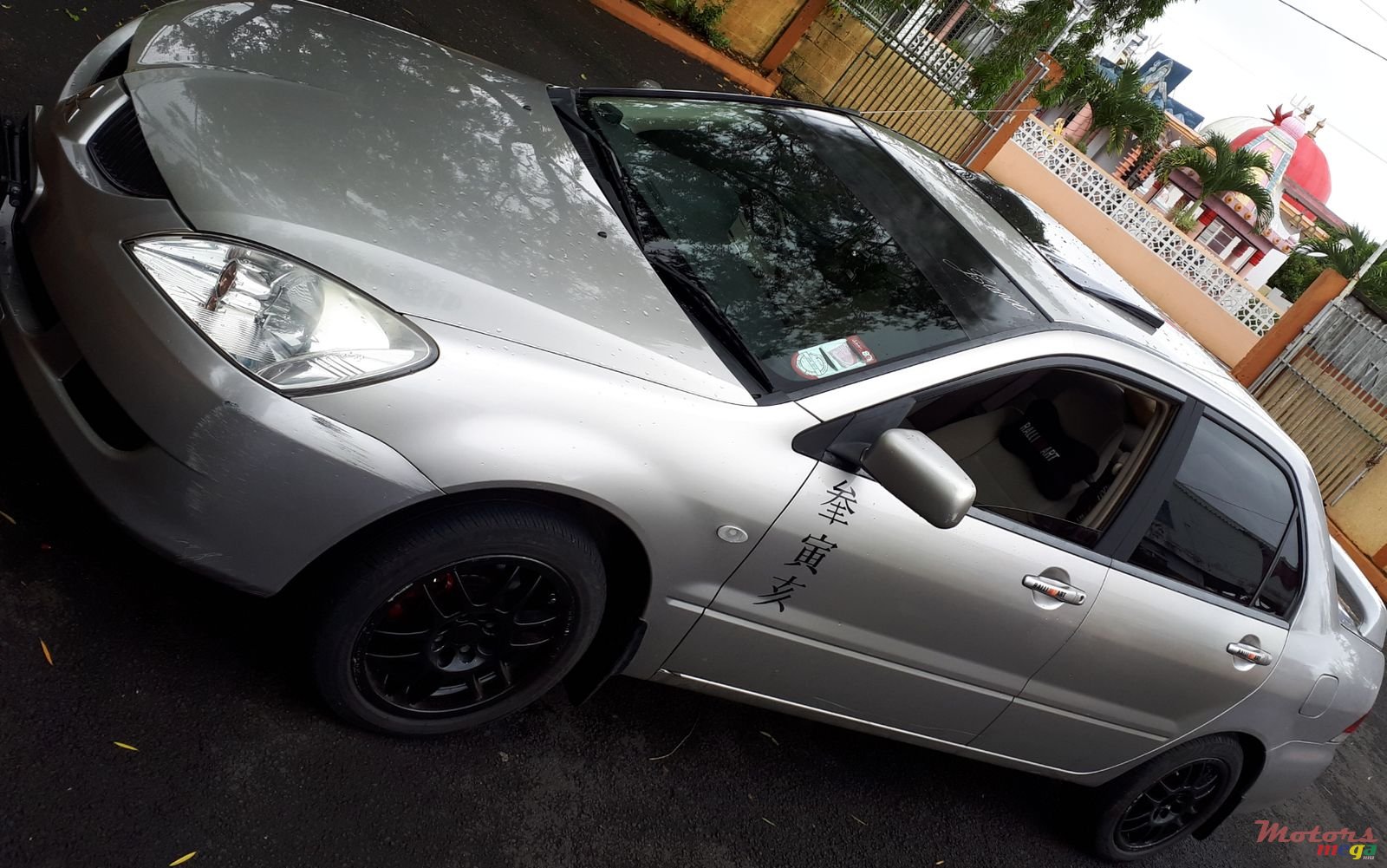 2004' Mitsubishi Lancer photo #3