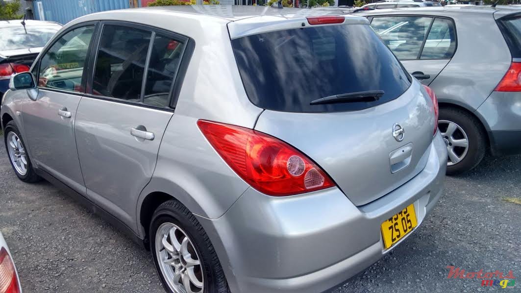 2005' Nissan Tiida photo #2