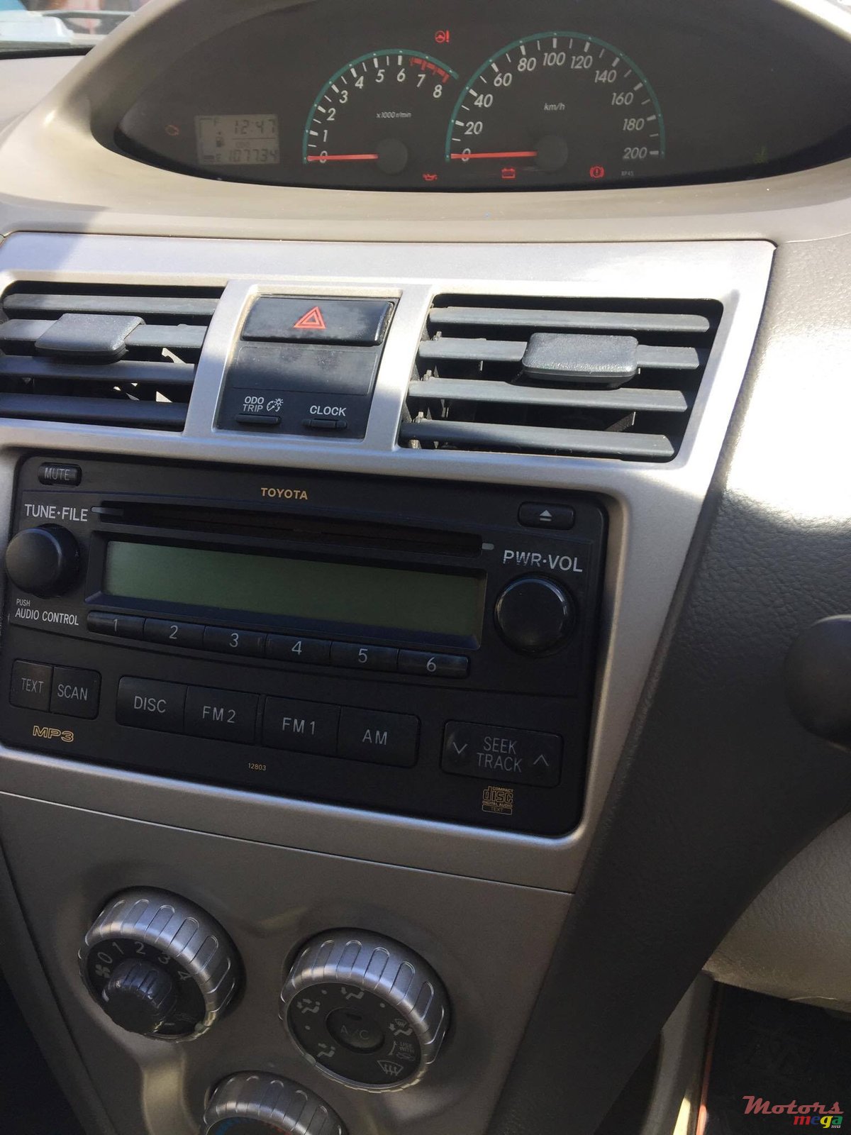 2012' Toyota Yaris sedan photo #6