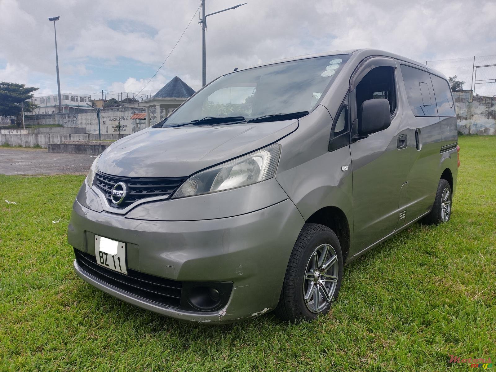 2011' Nissan NV photo #1