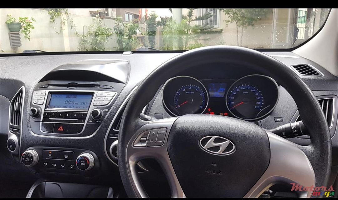 2011' Hyundai ix35 photo #6