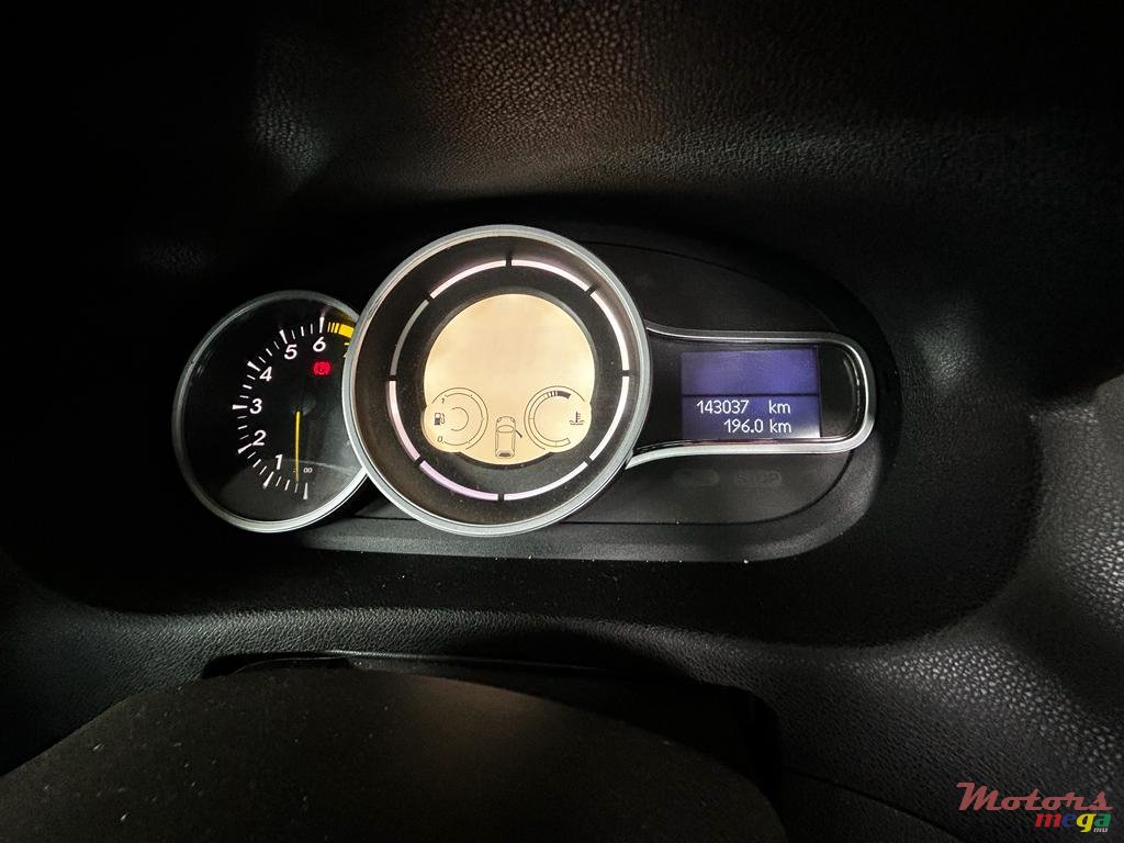 2012' Renault Megane photo #3