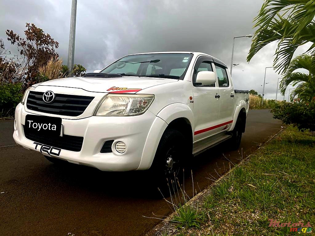 2016' Toyota Hilux any photo #3