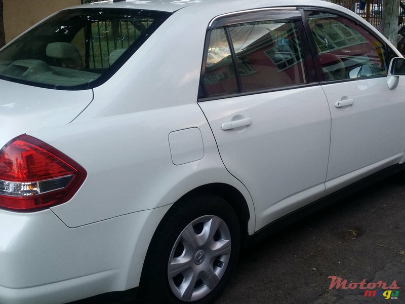 2011' Nissan Tiida photo #1