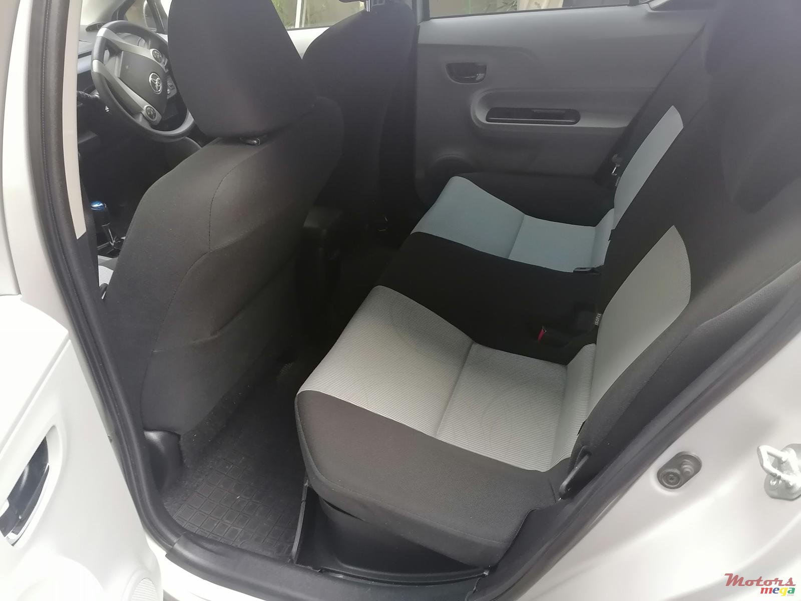 2013' Toyota Aqua photo #4