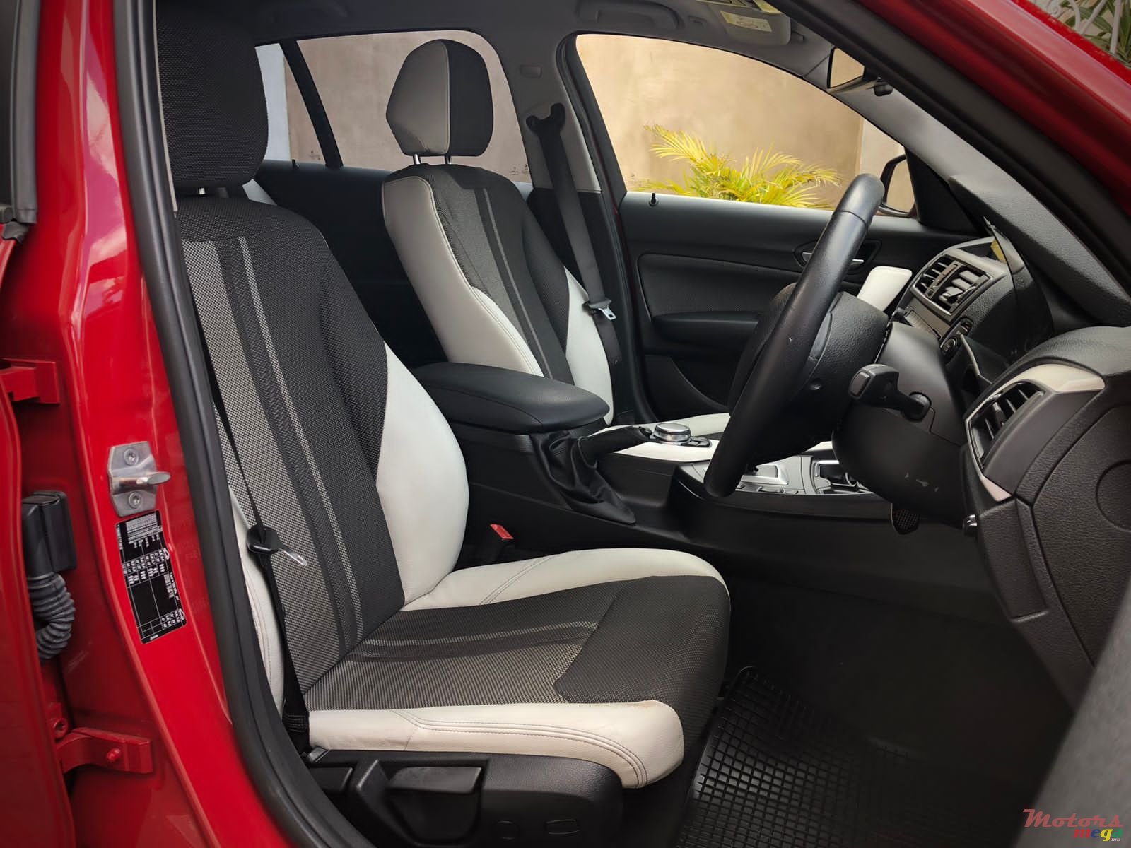 2015' BMW 118i photo #5