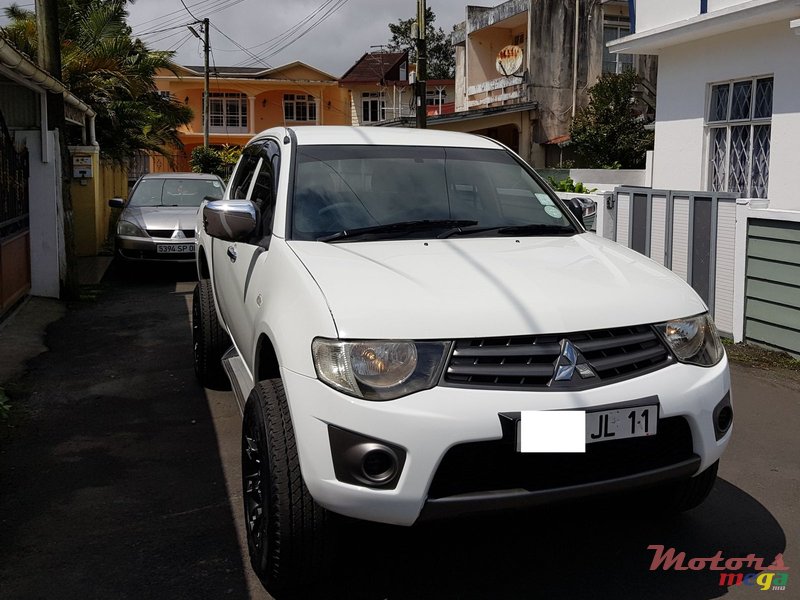 2011' Mitsubishi Sportero 4x4 photo #1