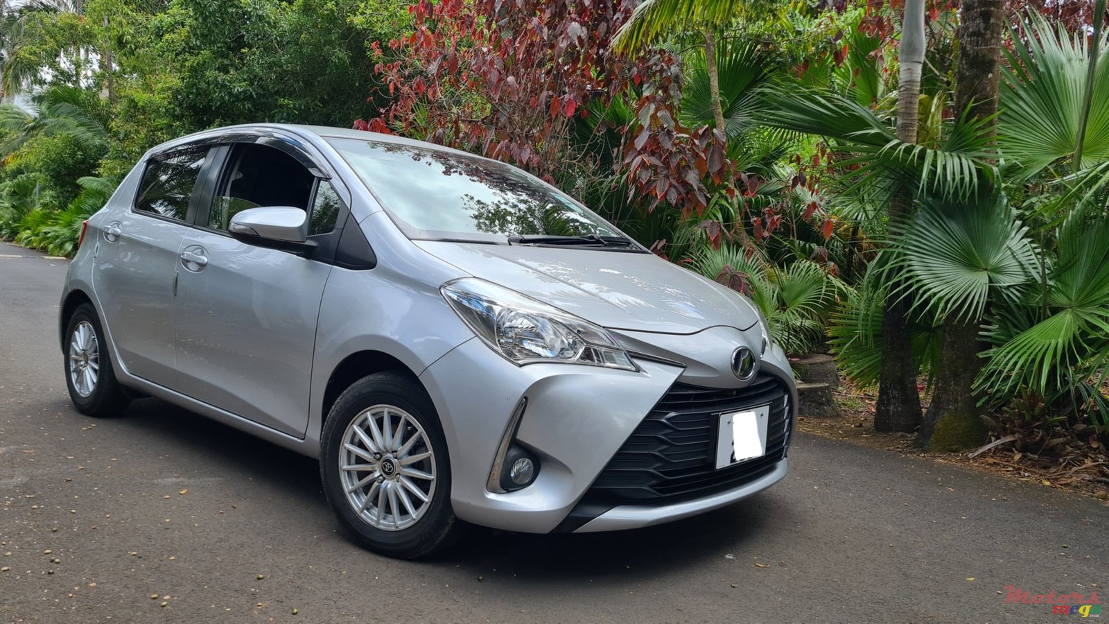 2017' Toyota Vitz 1330cc photo #3