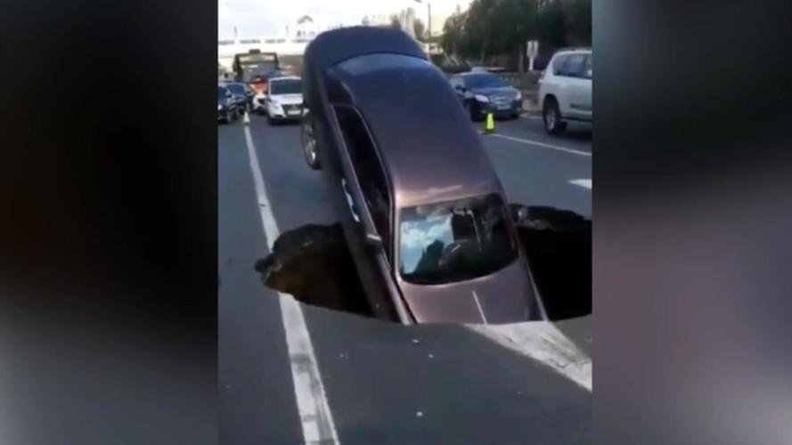 Chinese Sinkhole Orders Out For British Food, Devours Rolls-Royce