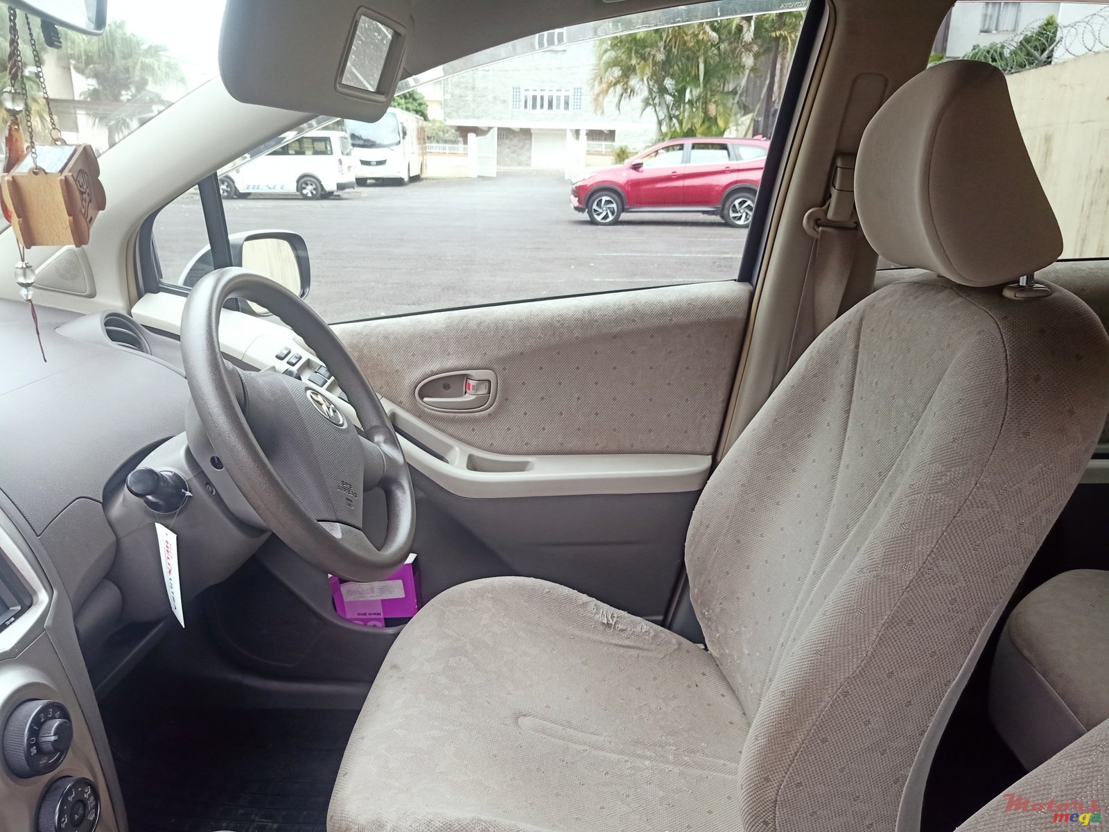 2009' Toyota Vitz photo #5