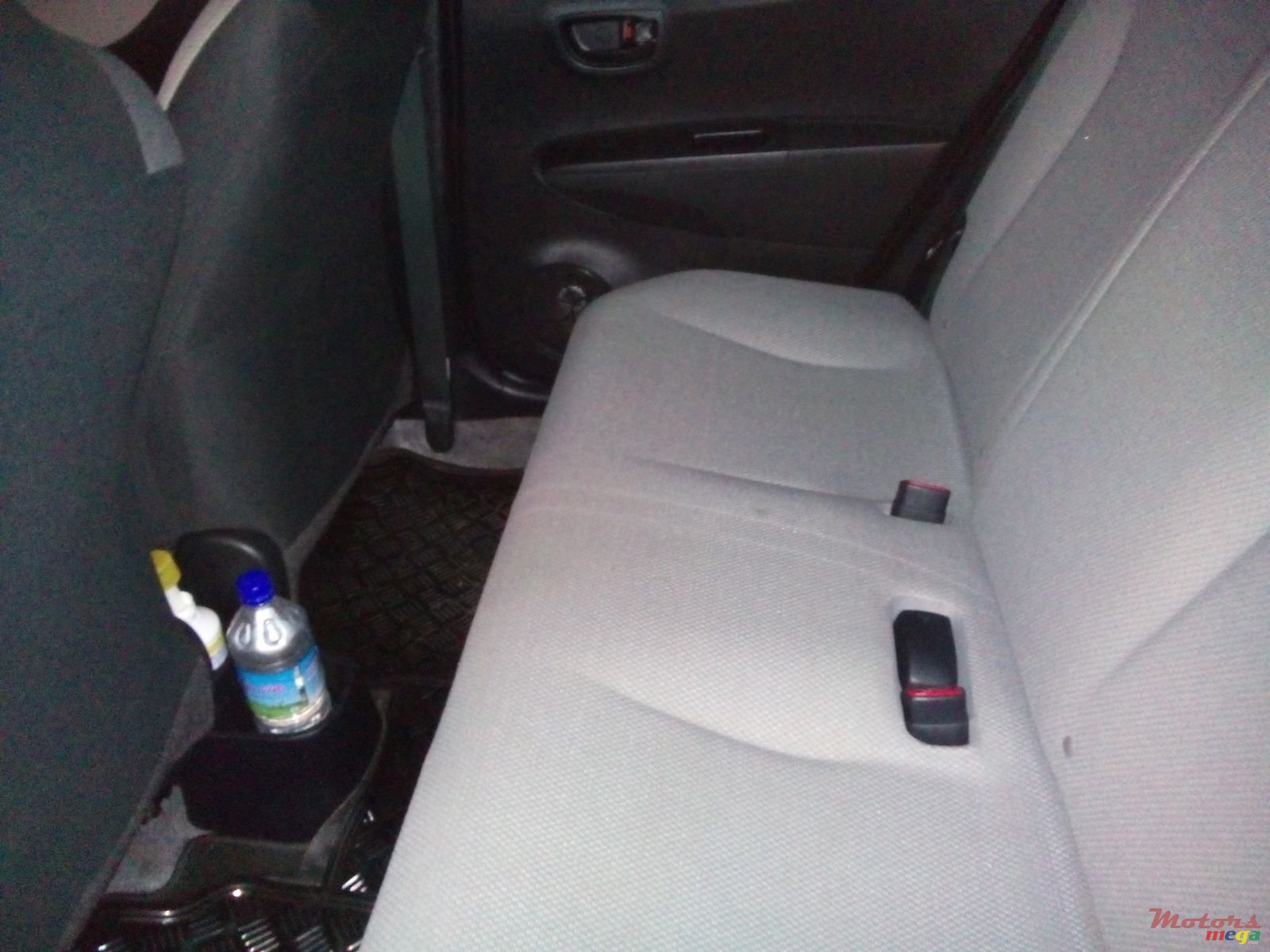 2011' Toyota Vitz photo #3