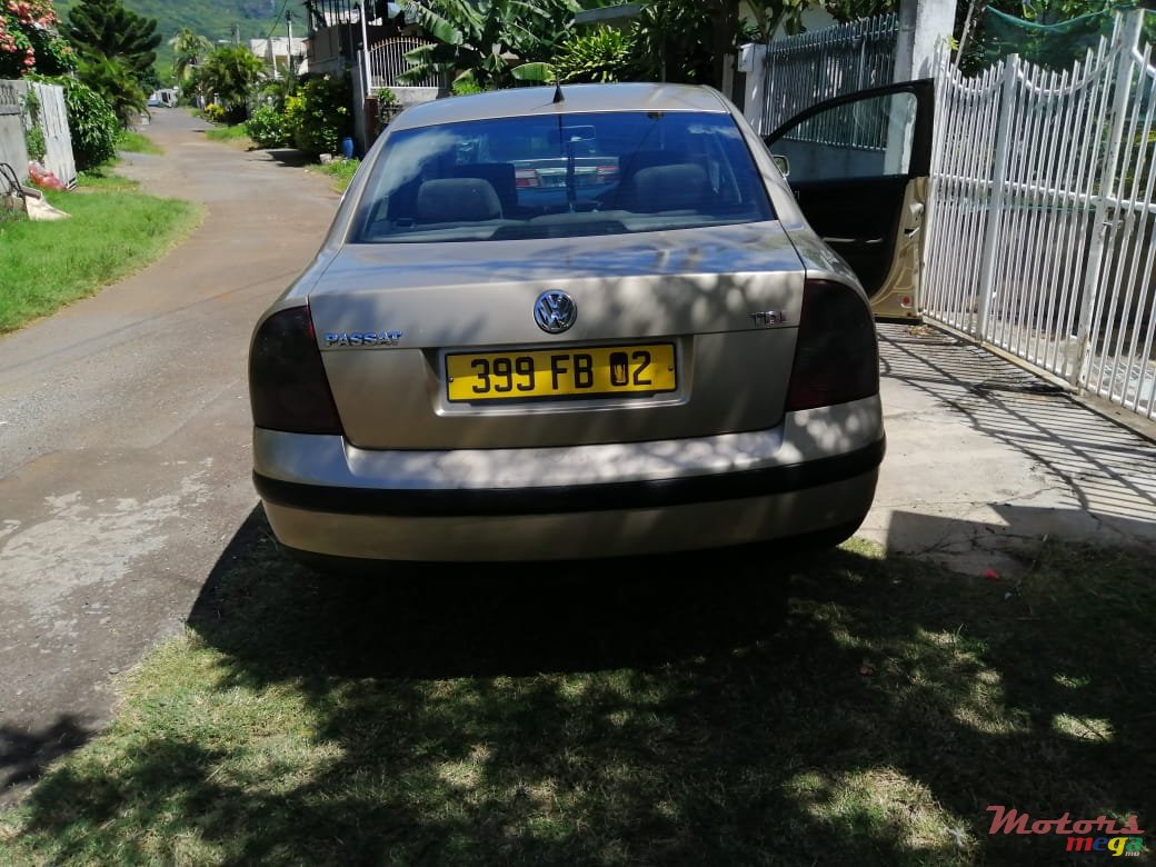 2002' Volkswagen Passat photo #4