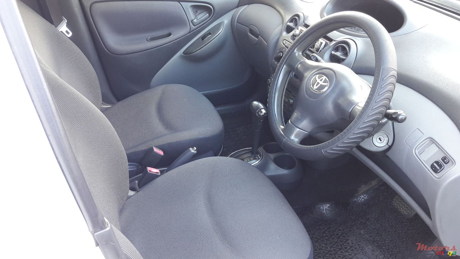 2002' Toyota Vitz Automatic photo #3