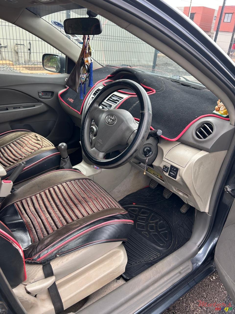 2011' Toyota Yaris photo #3