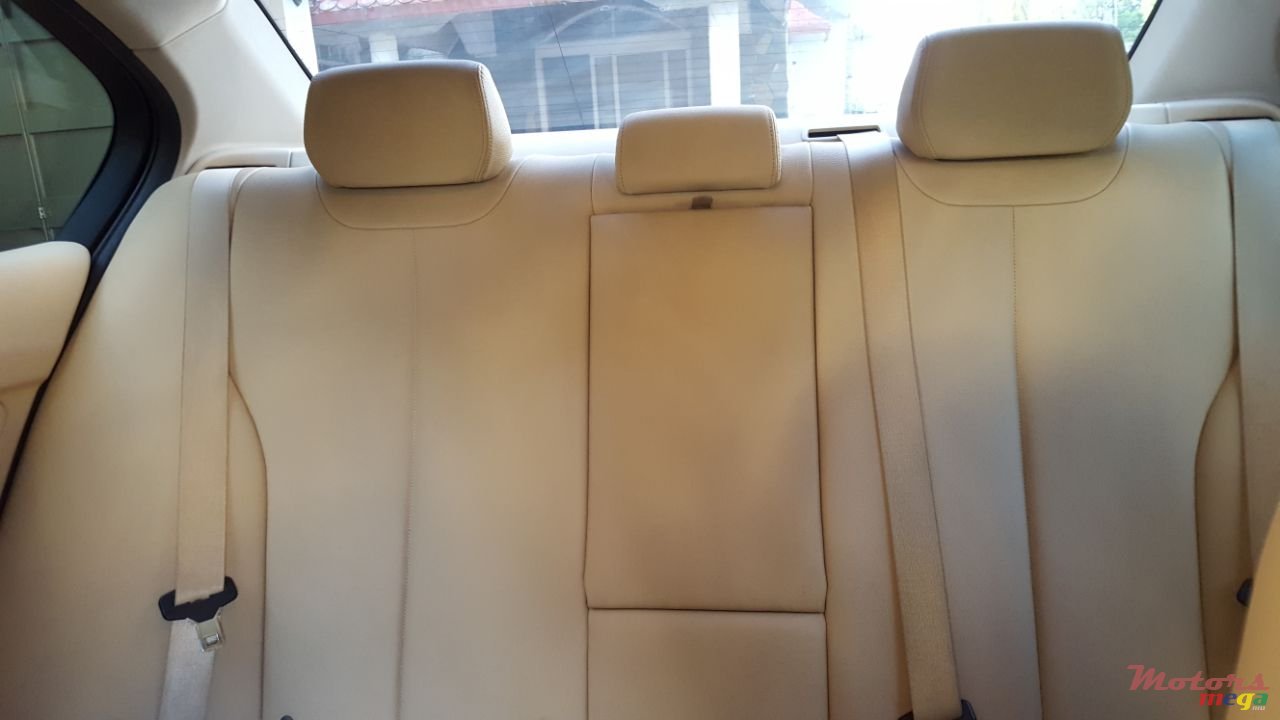 2012' BMW 3 Series photo #5