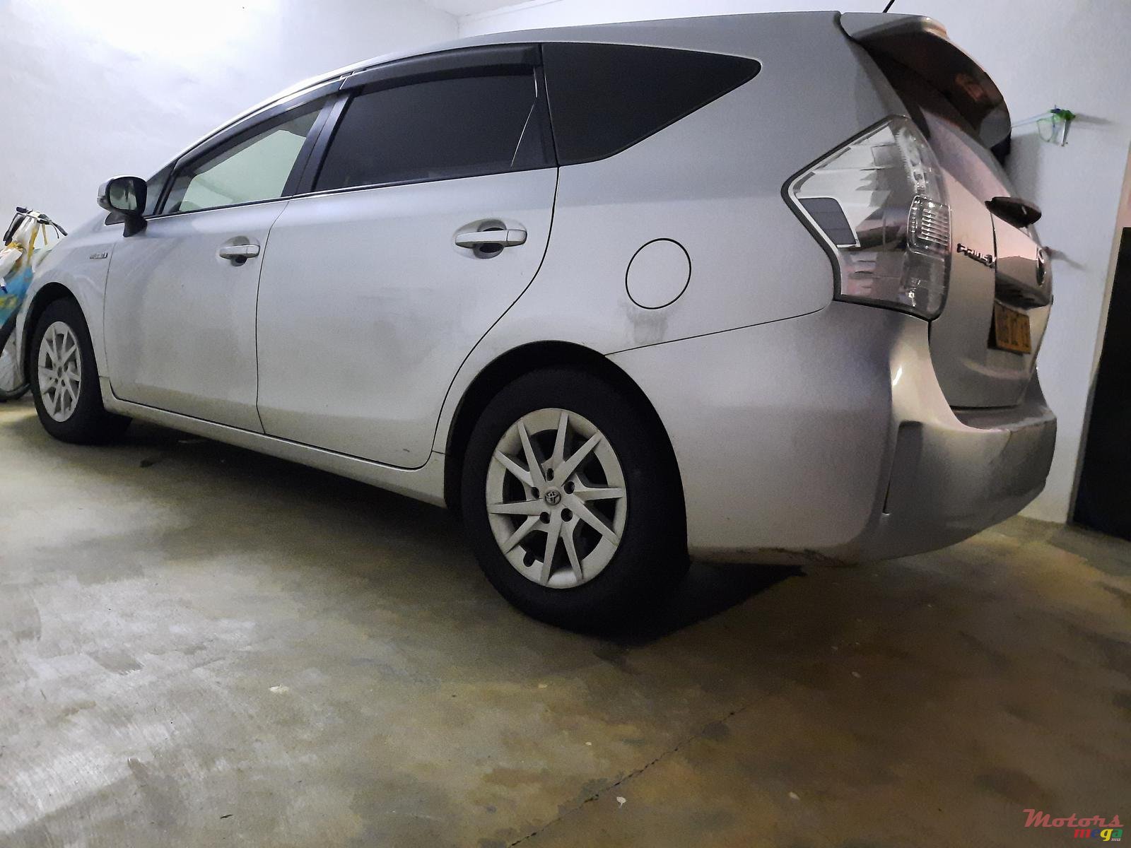 2013' Toyota Prius v photo #2
