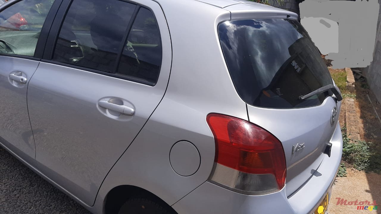 2009' Toyota Vitz photo #2
