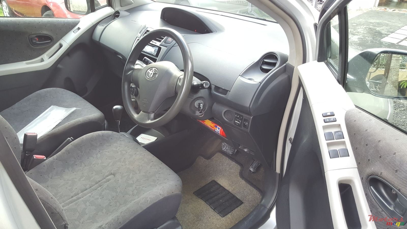 2009' Toyota Vitz photo #2