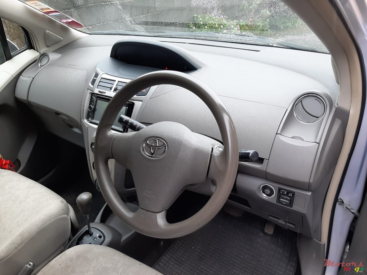 2008' Toyota Vitz photo #3