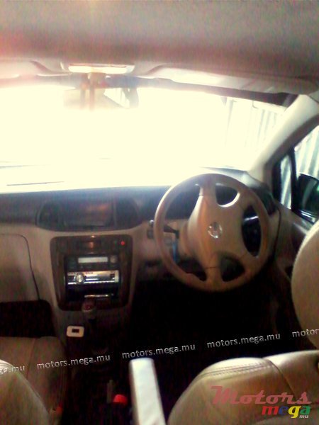 2001' Nissan photo #2