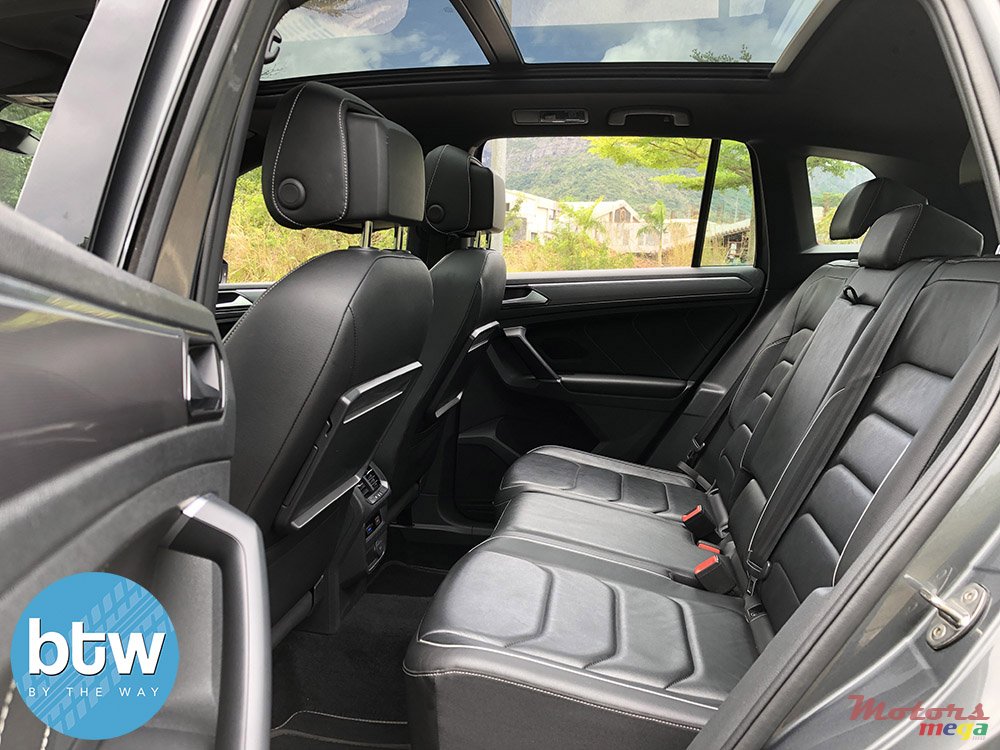 2017' Volkswagen Tiguan R-Line photo #7