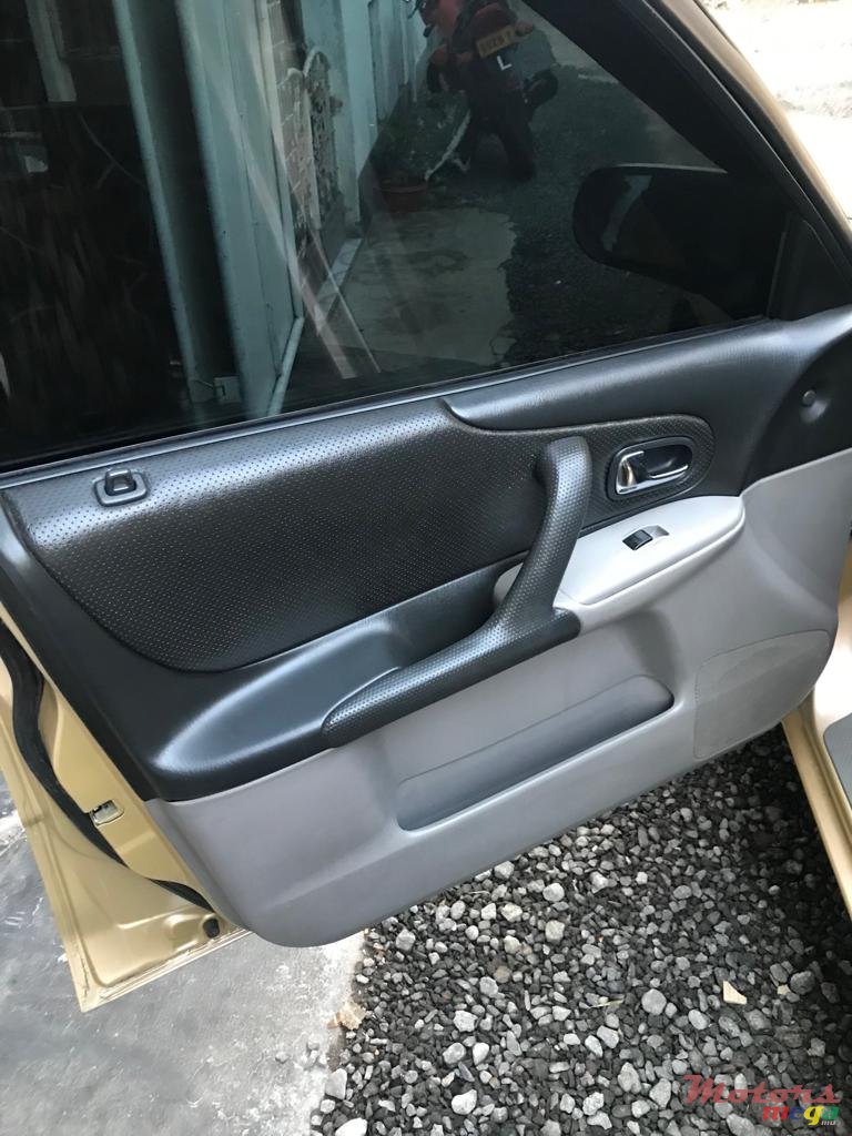 2001' Mazda 323 photo #2