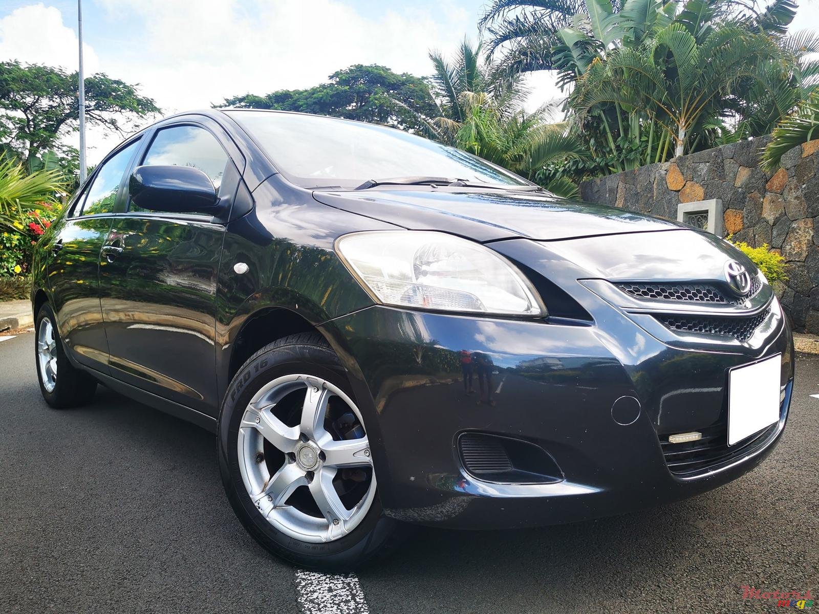 2006' Toyota Belta photo #2