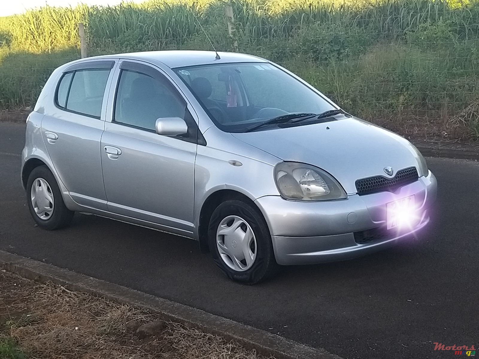 2001' Toyota Vitz photo #2