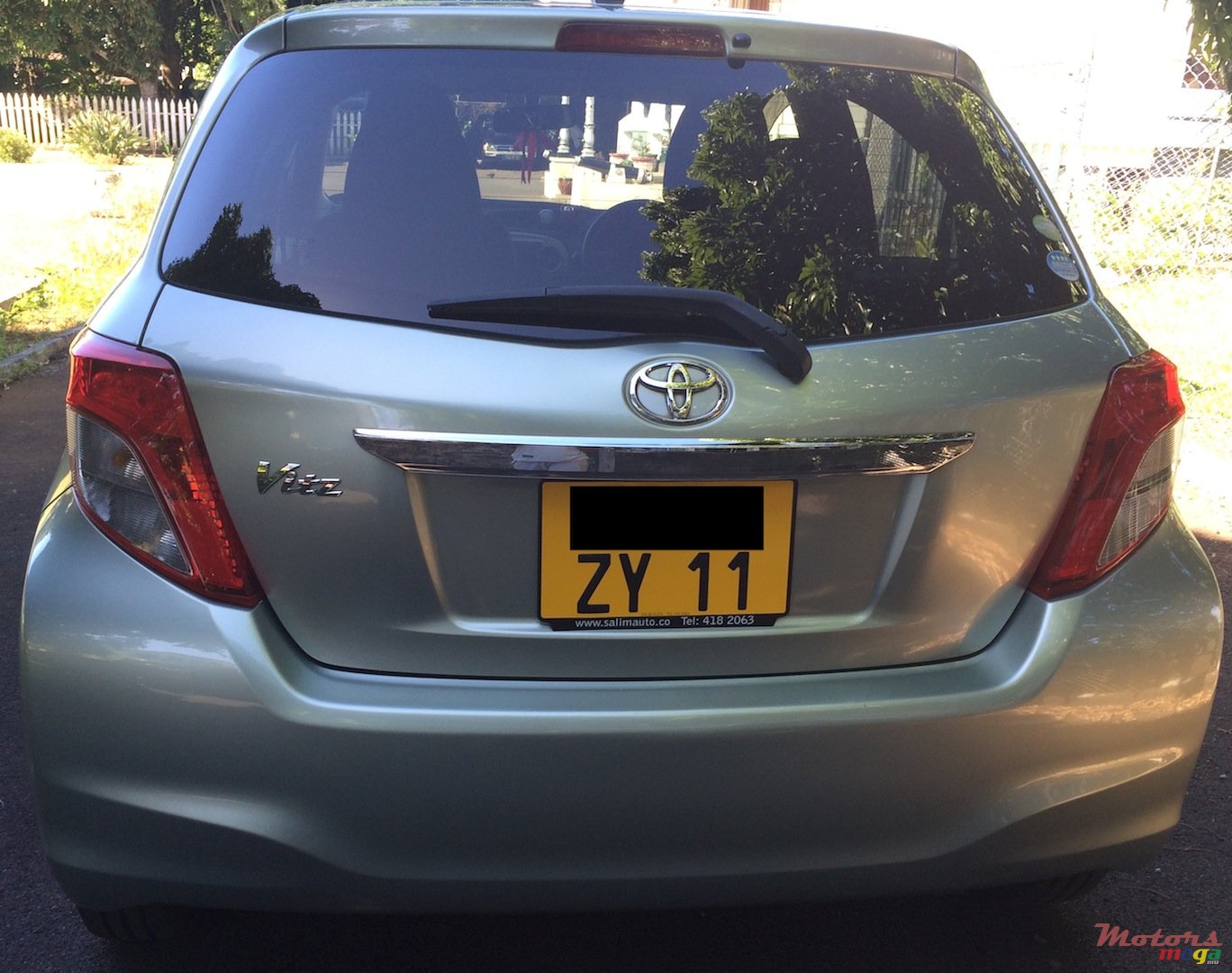 2011' Toyota Vitz photo #2