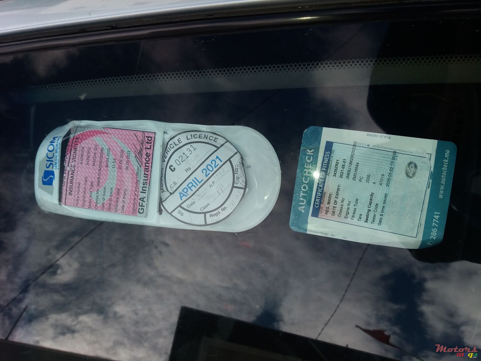 2001' Mazda 323 photo #1