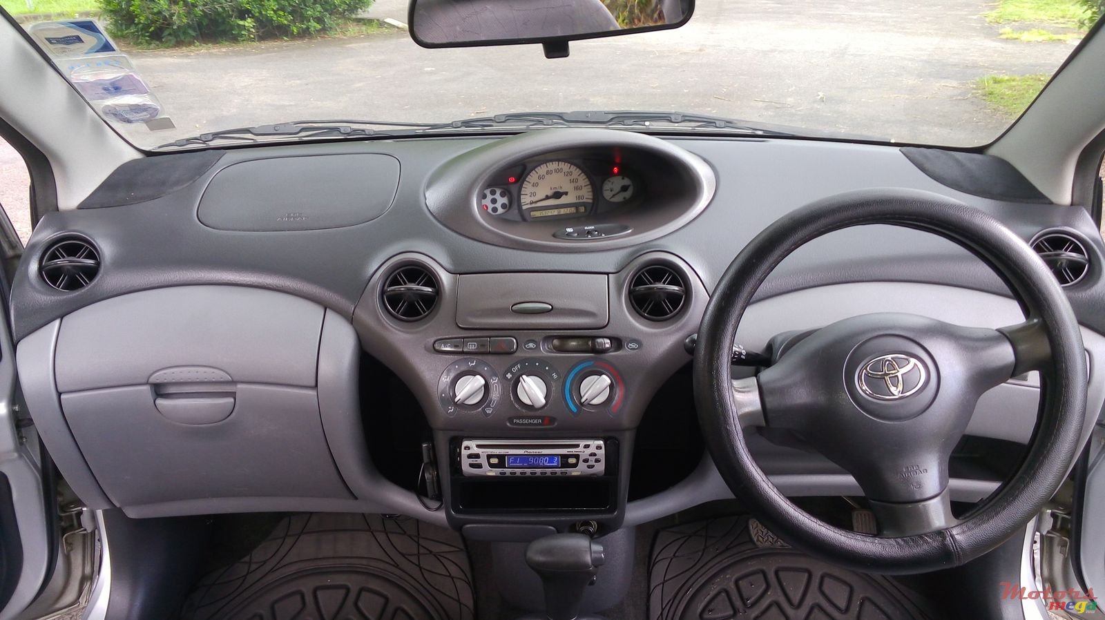 2002' Toyota Vitz photo #5