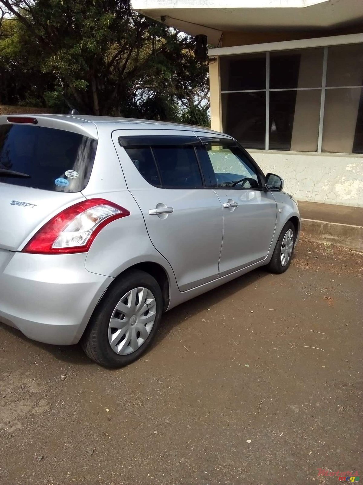 2011' Suzuki Swift photo #3